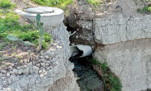 Preocupa foso de aguas negras en Ojo de Diego por ruptura de drenaje