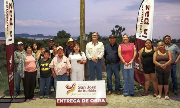 Entrega el Gobierno Municipal medio kilómetro de alumbrado público en Los Chávez