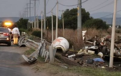 Muere conductor tras volcadura de revolvedora en carretera San Miguel de Allende–Querétaro