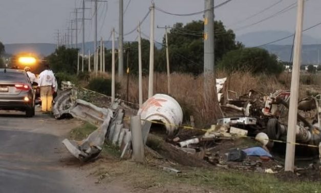 Muere conductor tras volcadura de revolvedora en carretera San Miguel de Allende–Querétaro