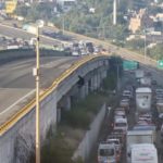 Choque múltiple cierra Paseo de la República en Santa Rosa Jáuregui