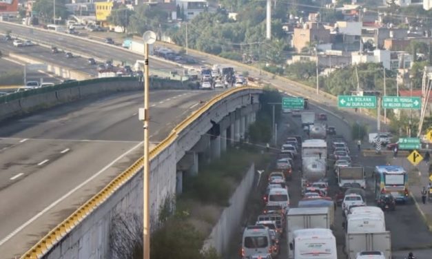 Choque múltiple cierra Paseo de la República en Santa Rosa Jáuregui